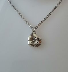 Halsband med en blomma, blomberlock / charm