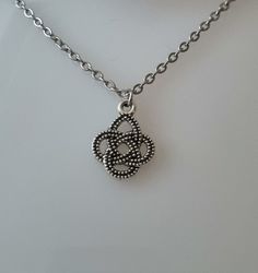Halsband med en söt berlock / charm