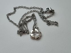 Halsband med en blomma, blomberlock / charm