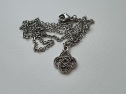 Halsband med en söt berlock / charm