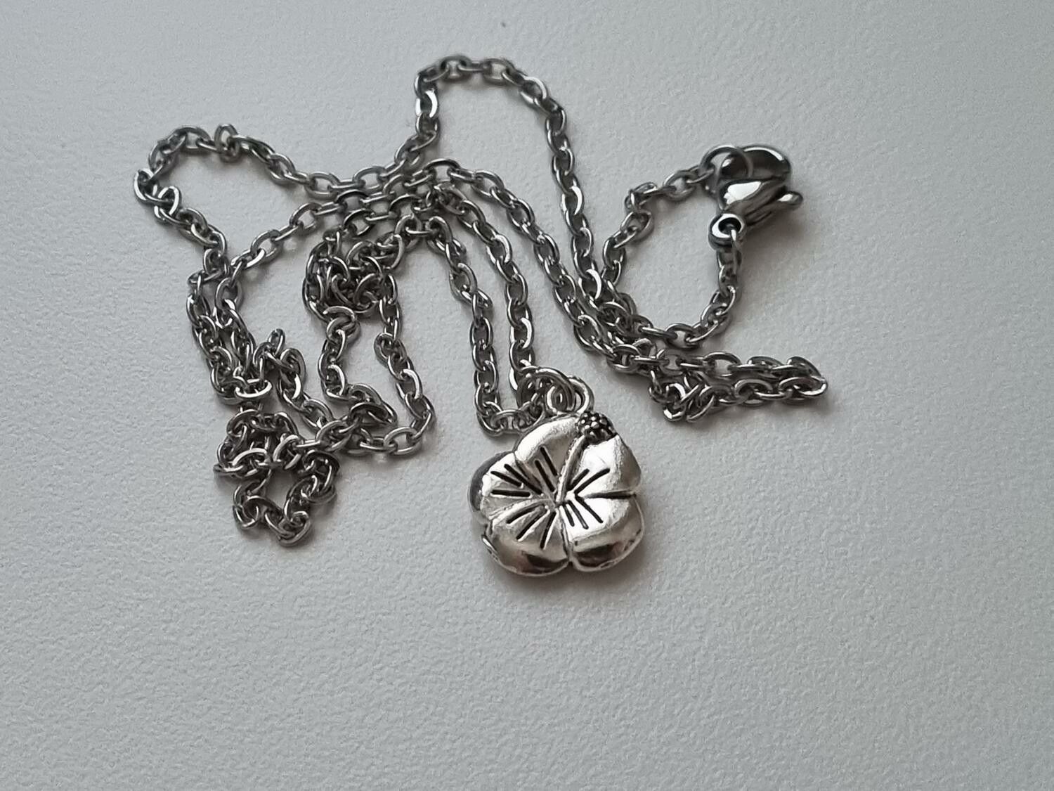 Halsband med en blomma, blomberlock / charm