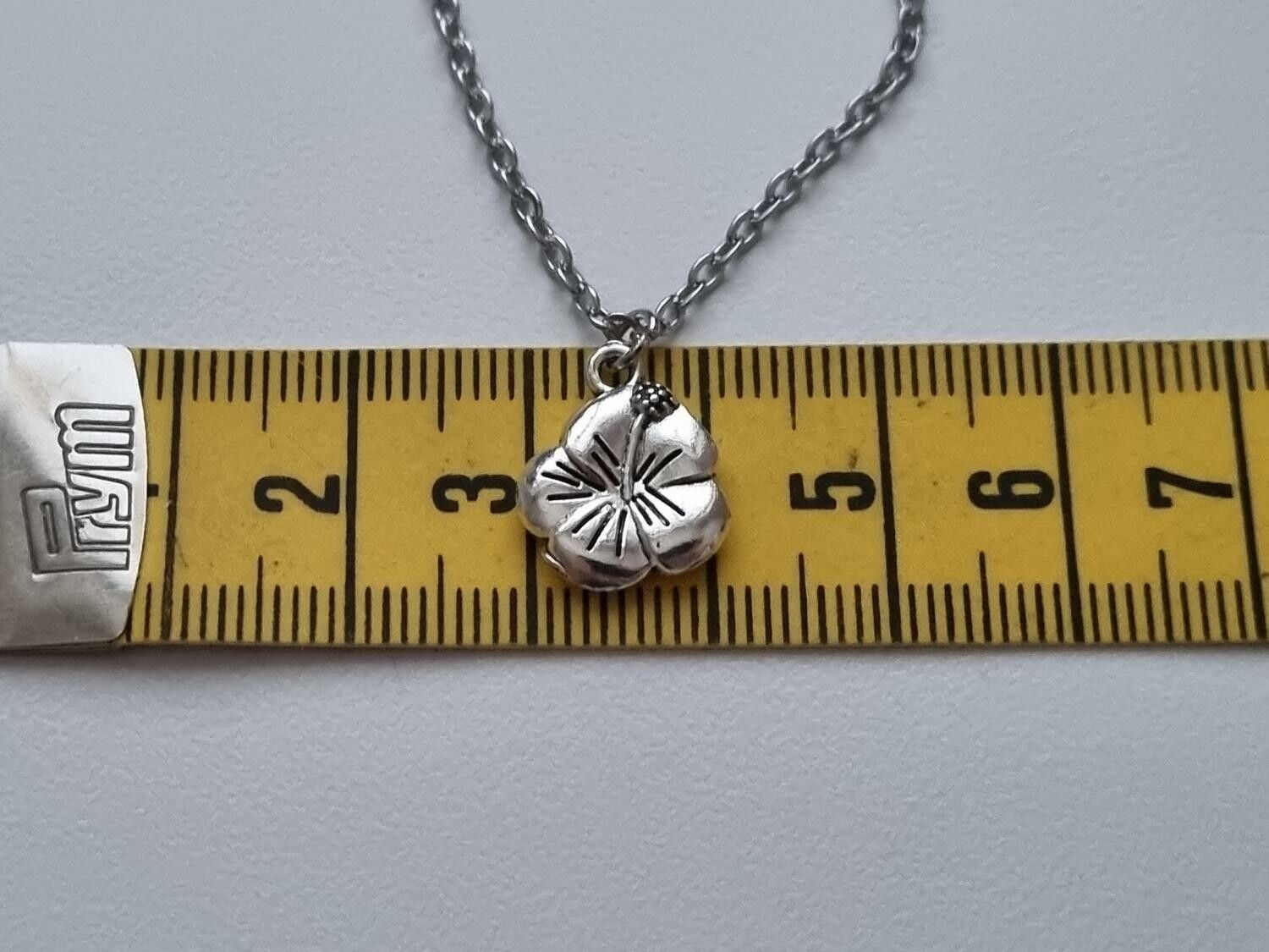 Halsband med en blomma, blomberlock / charm