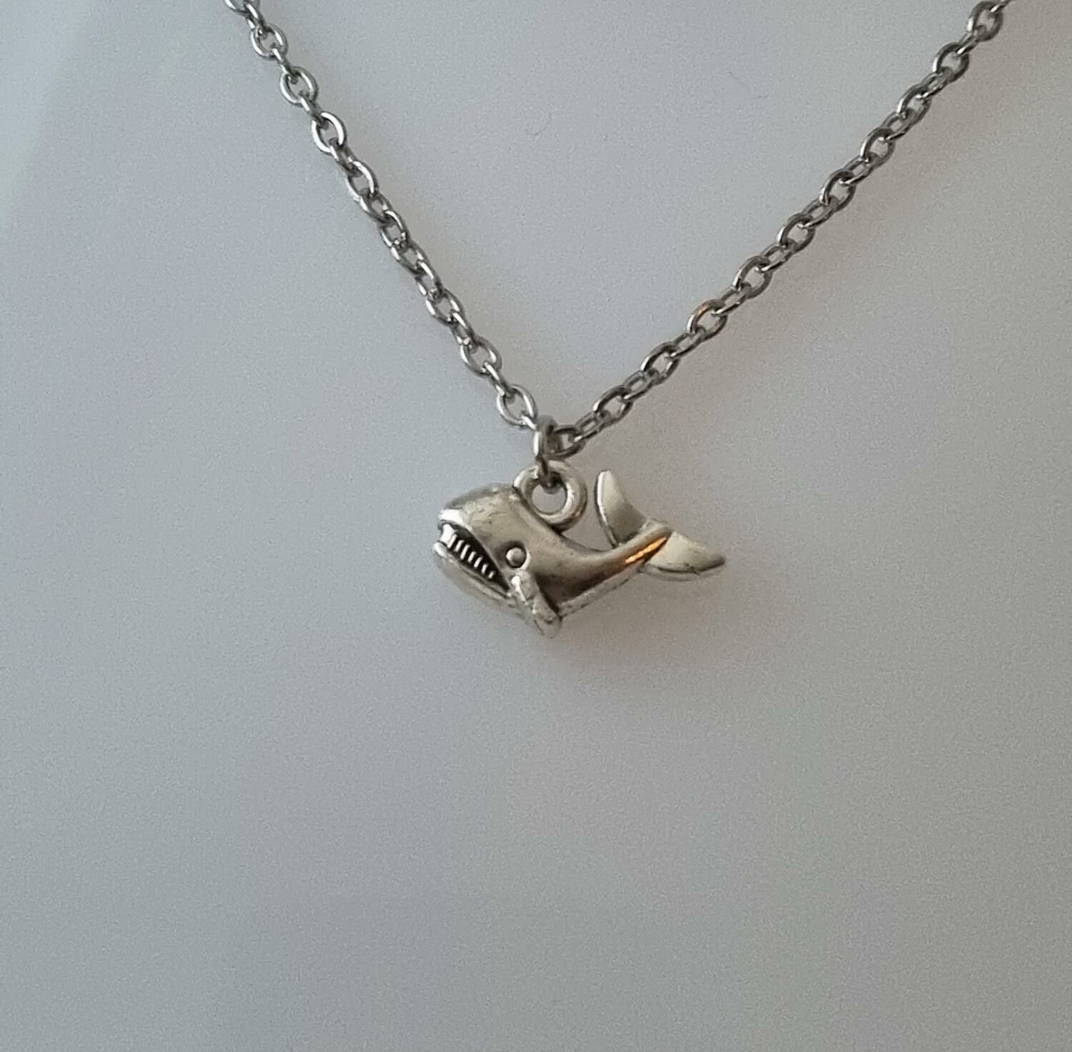 Halsband med en val, valberlock / charm