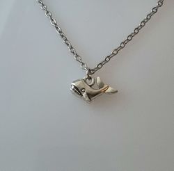 Halsband med en val, valberlock / charm