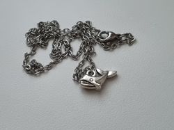 Halsband med en val, valberlock / charm
