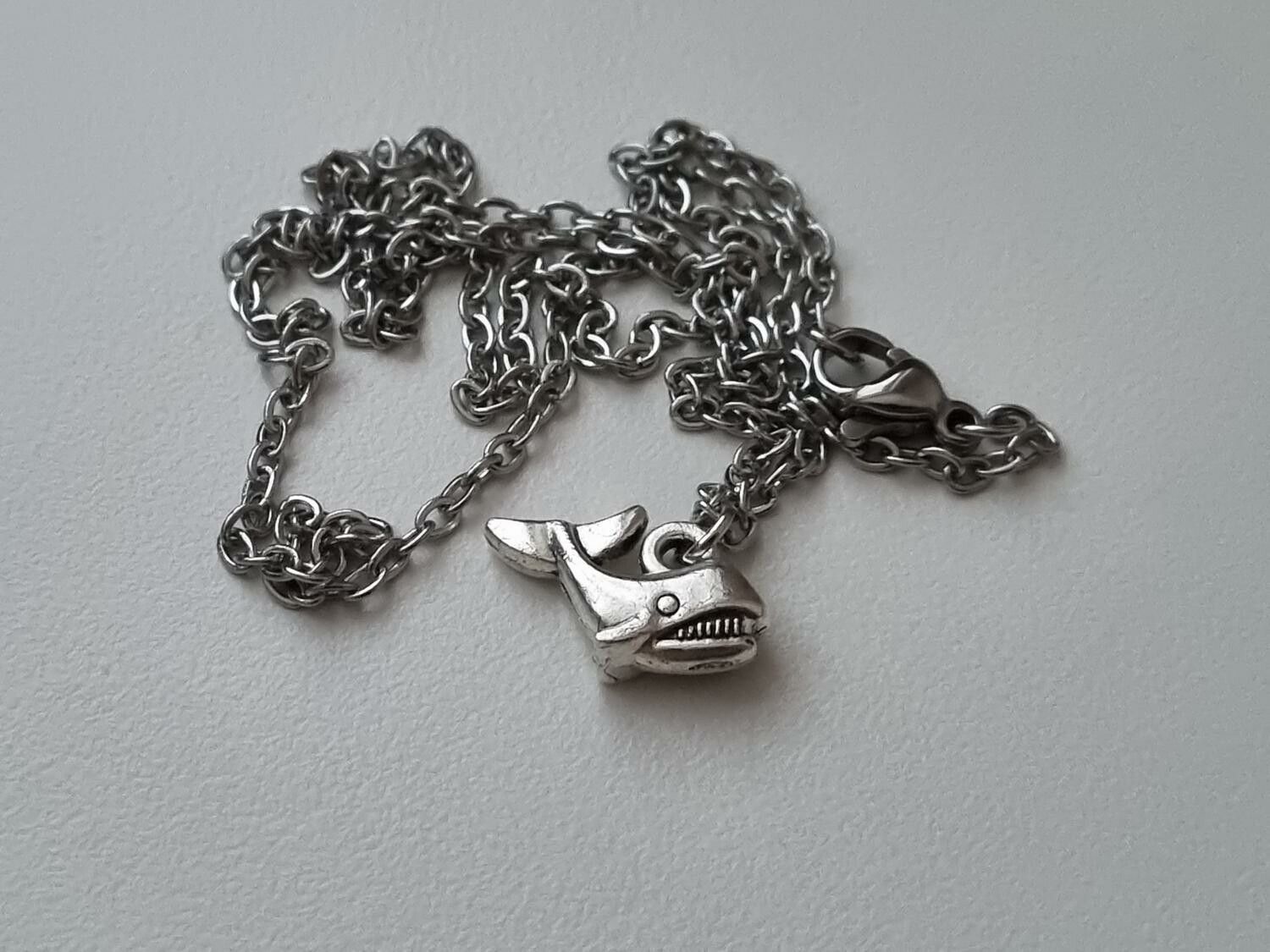 Halsband med en val, valberlock / charm