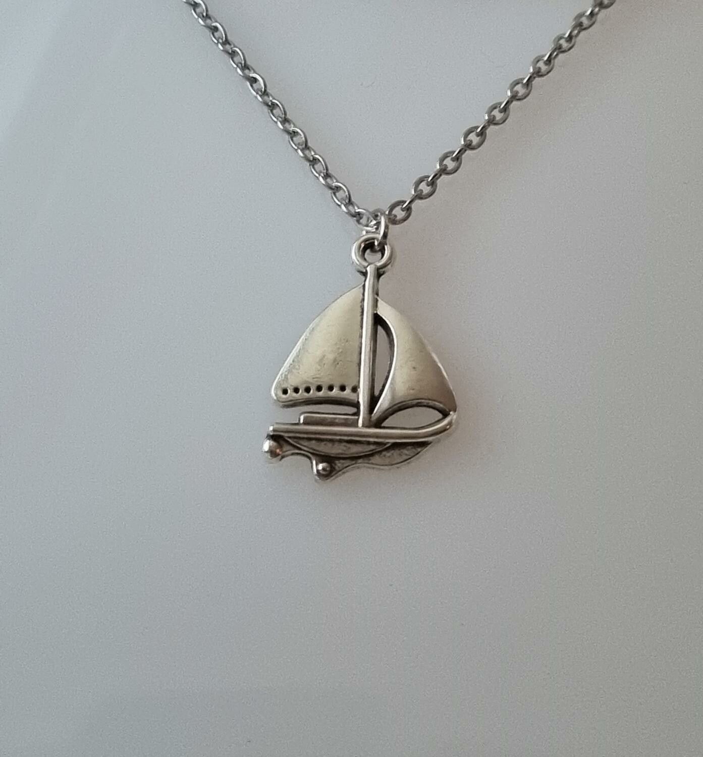 Halsband med en segelbåt, berlock / charm