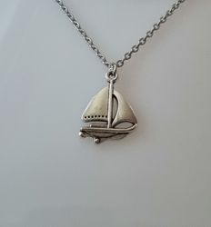 Halsband med en segelbåt, berlock / charm