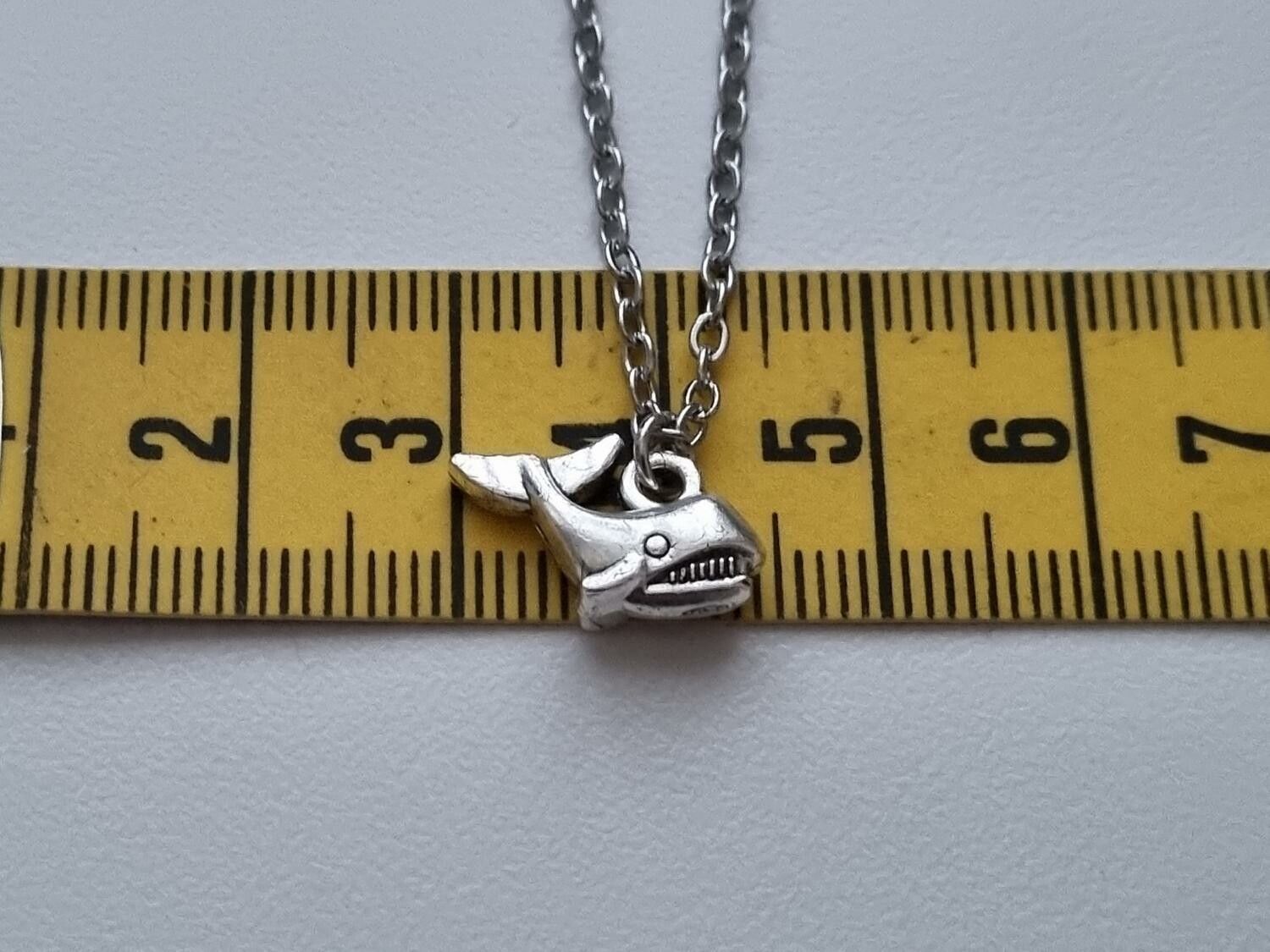 Halsband med en val, valberlock / charm