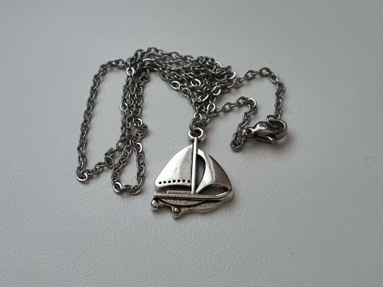 Halsband med en segelbåt, berlock / charm