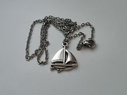 Halsband med en segelbåt, berlock / charm
