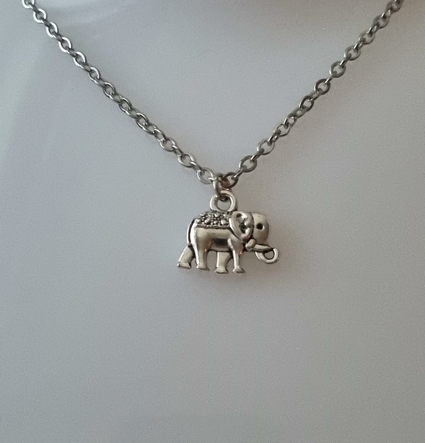 Halsband med en elefant, elefantberlock / charm