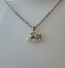 Halsband med en elefant, elefantberlock / charm