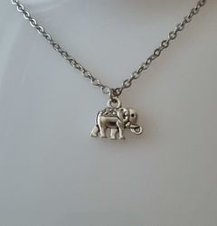 Halsband med en elefant, elefantberlock / charm