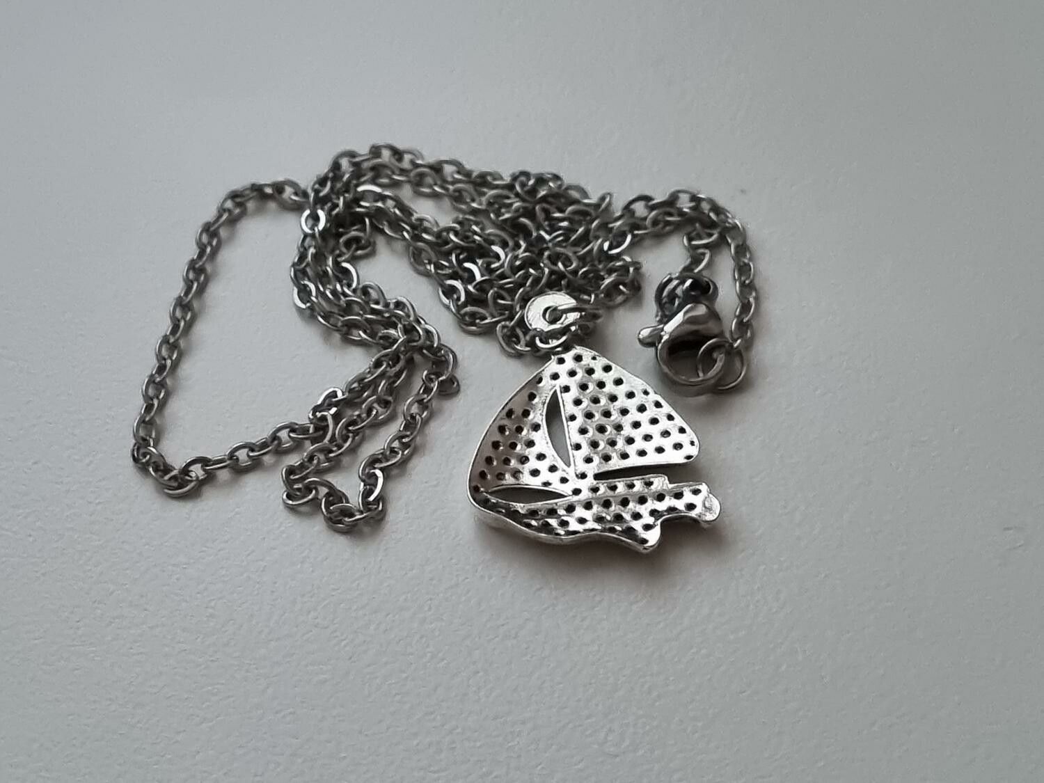 Halsband med en segelbåt, berlock / charm