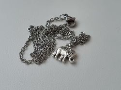Halsband med en elefant, elefantberlock / charm