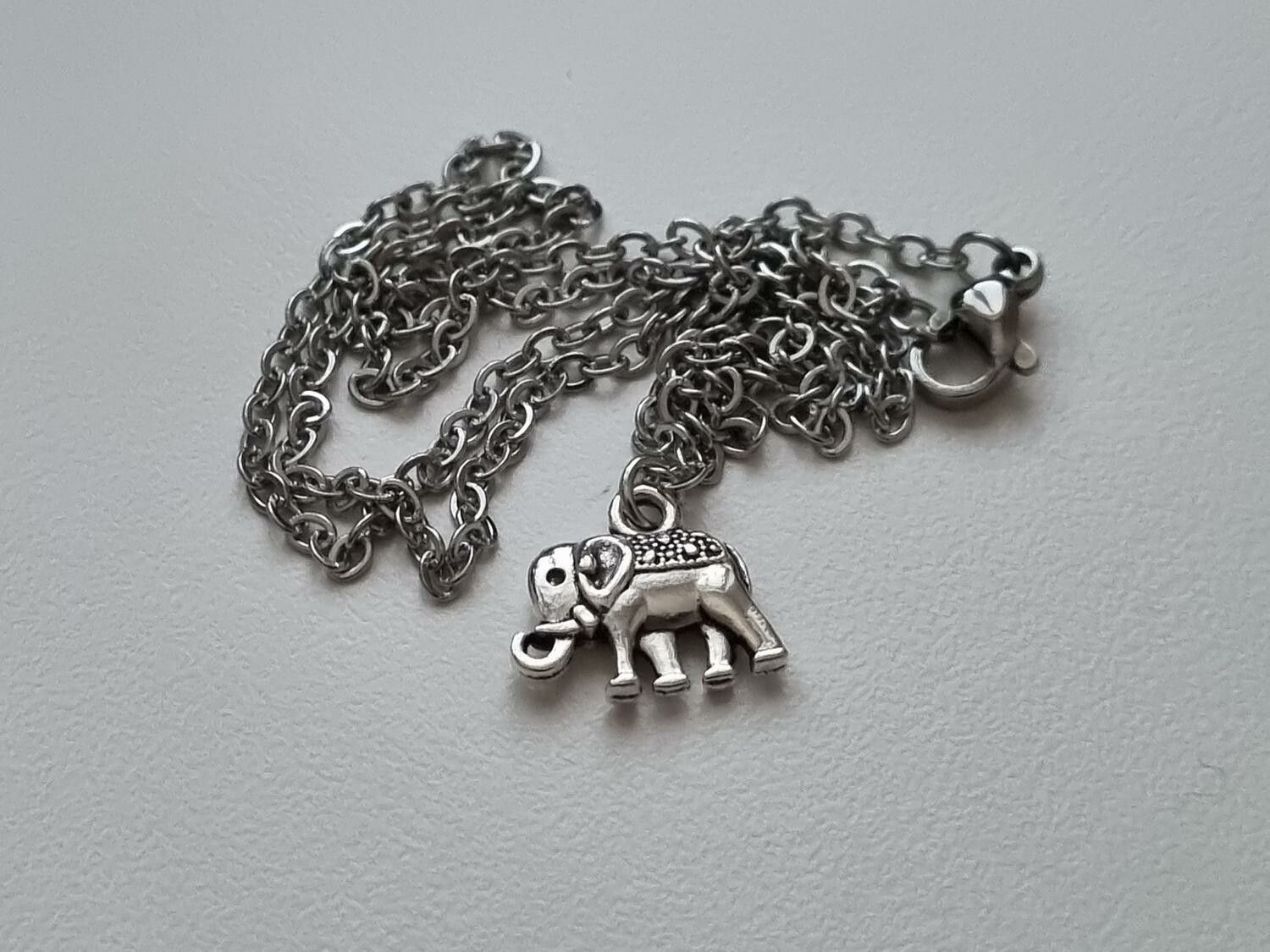 Halsband med en elefant, elefantberlock / charm