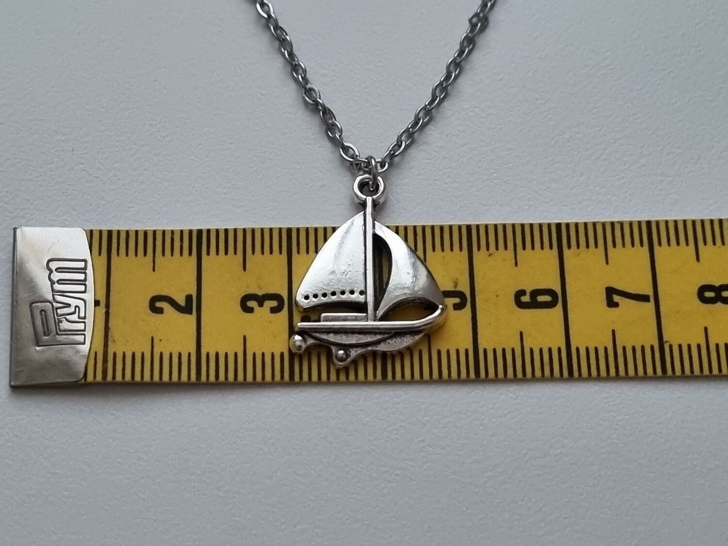 Halsband med en segelbåt, berlock / charm