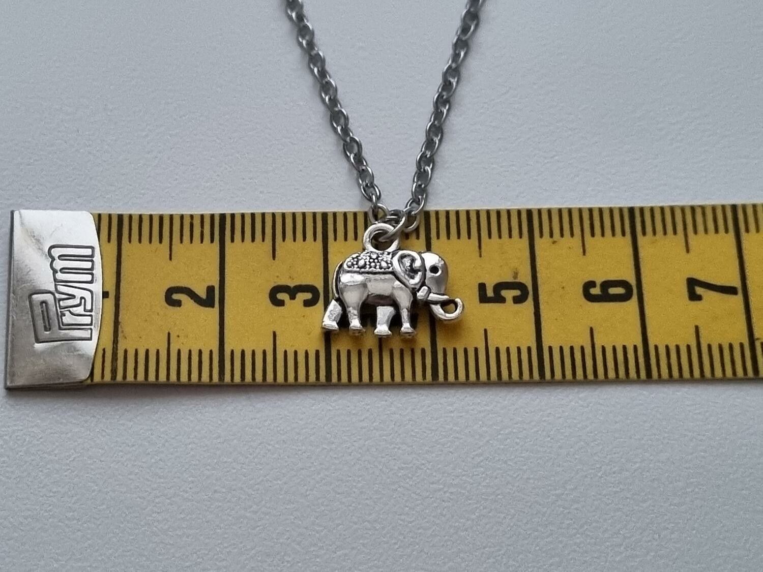 Halsband med en elefant, elefantberlock / charm