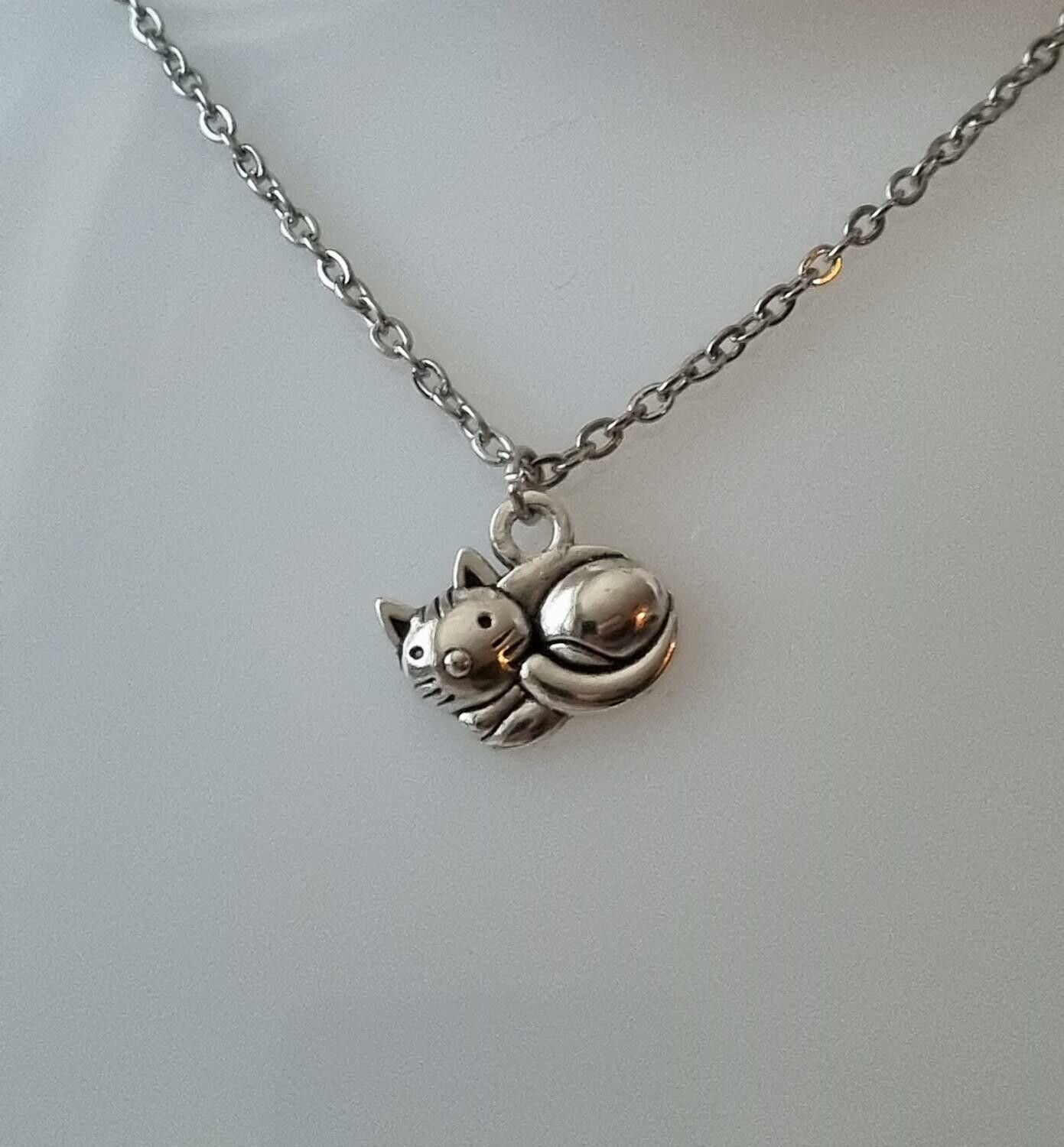 Halsband med en katt, kattberlock / charm