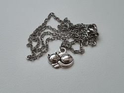 Halsband med en katt, kattberlock / charm