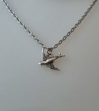 Halsband med en fågel, fågelberlock / charm