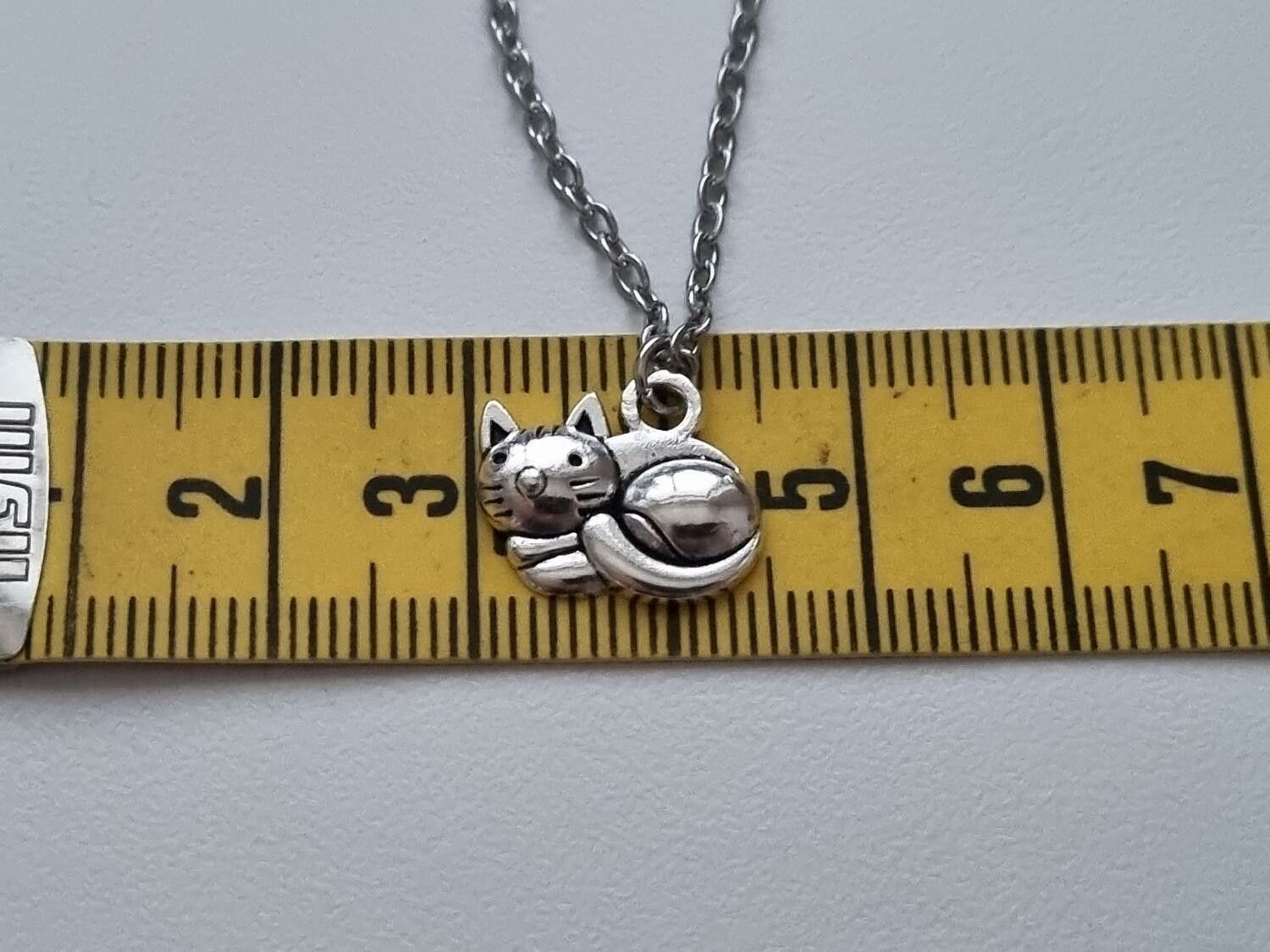 Halsband med en katt, kattberlock / charm