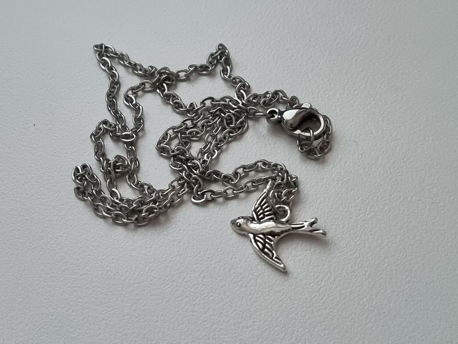 Halsband med en fågel, fågelberlock / charm