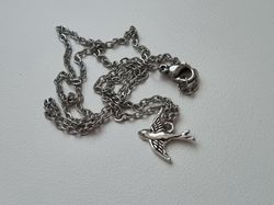 Halsband med en fågel, fågelberlock / charm