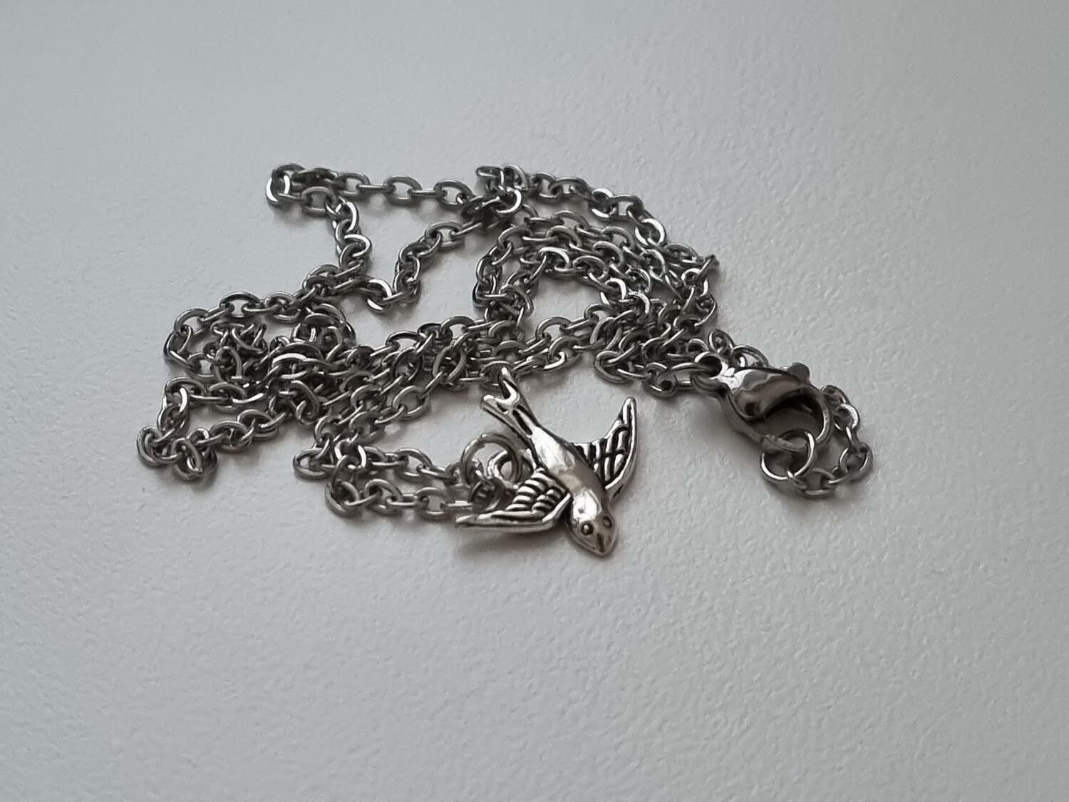 Halsband med en fågel, fågelberlock / charm