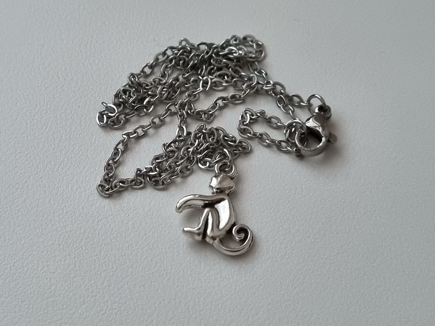 Halsband med en apa, apberlock / charm