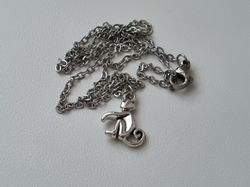 Halsband med en apa, apberlock / charm