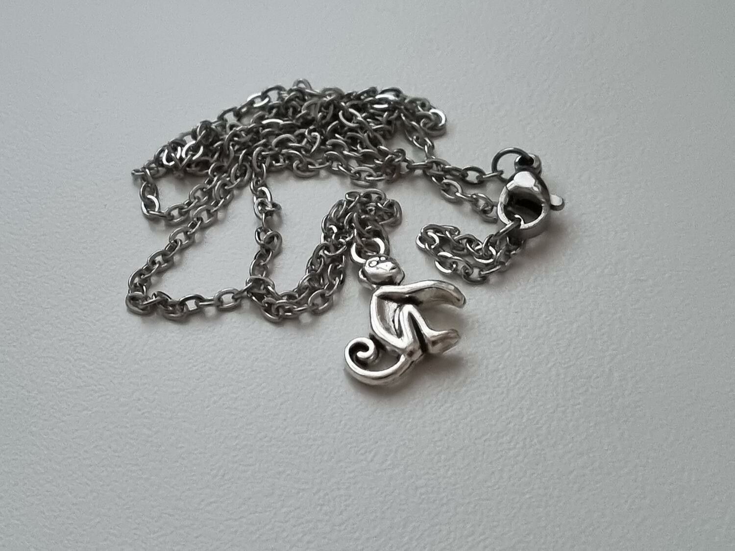 Halsband med en apa, apberlock / charm