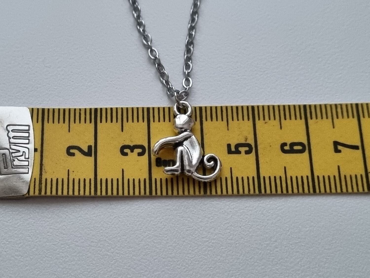 Halsband med en apa, apberlock / charm