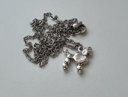 Halsband med en pudel, pudelberlock / charm