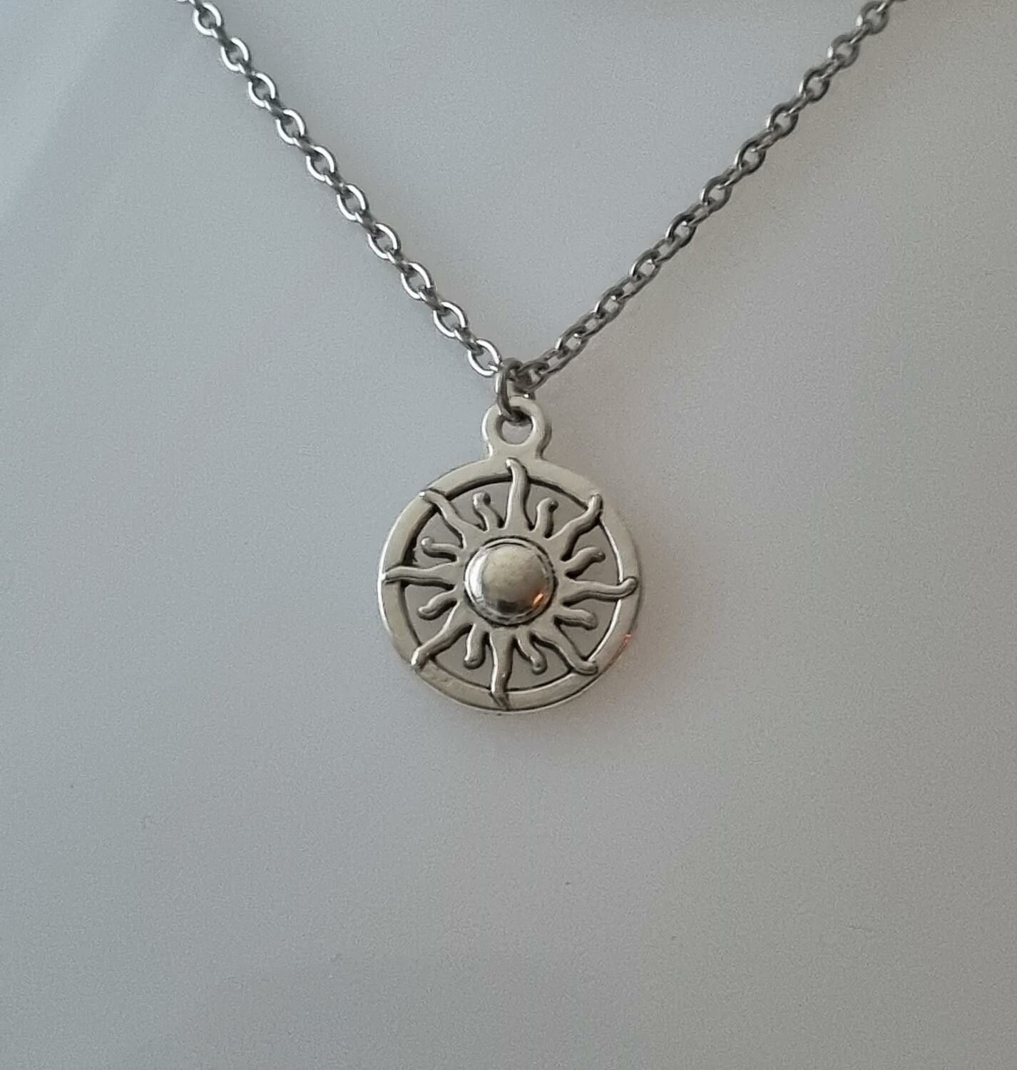 Halsband (45 cm) i rostfritt stål med söt berlock - Sol
