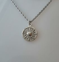 Halsband (45 cm) i rostfritt stål med söt berlock - Sol