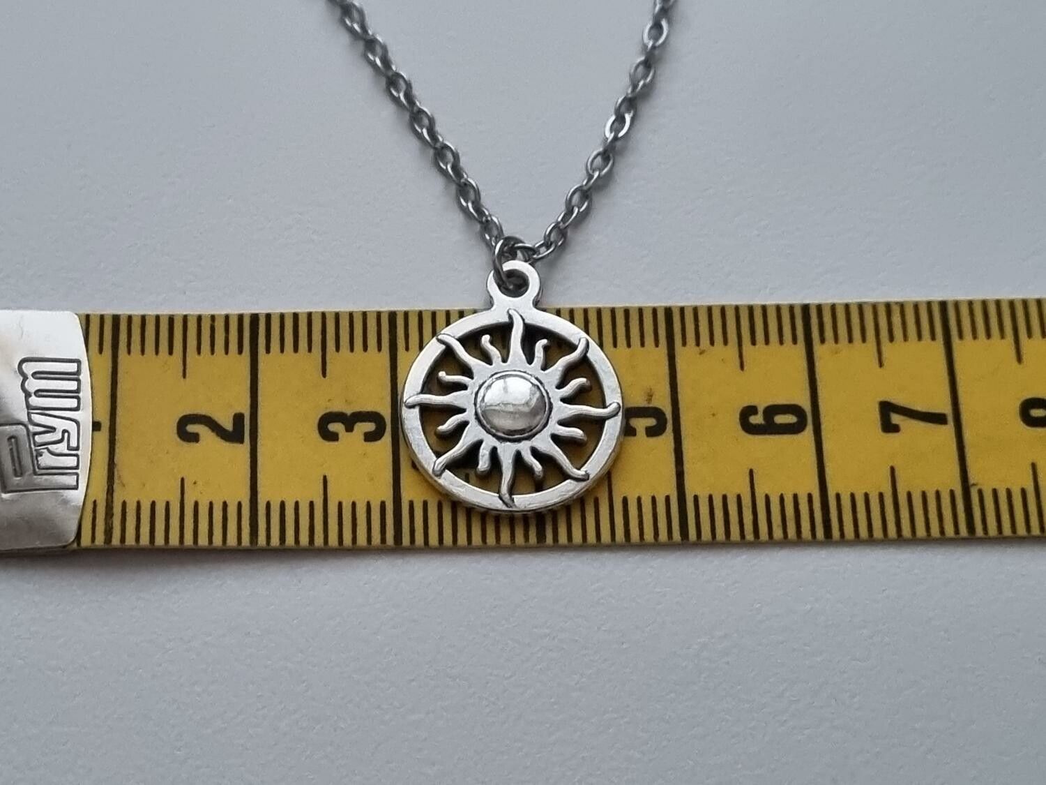 Halsband (45 cm) i rostfritt stål med söt berlock - Sol