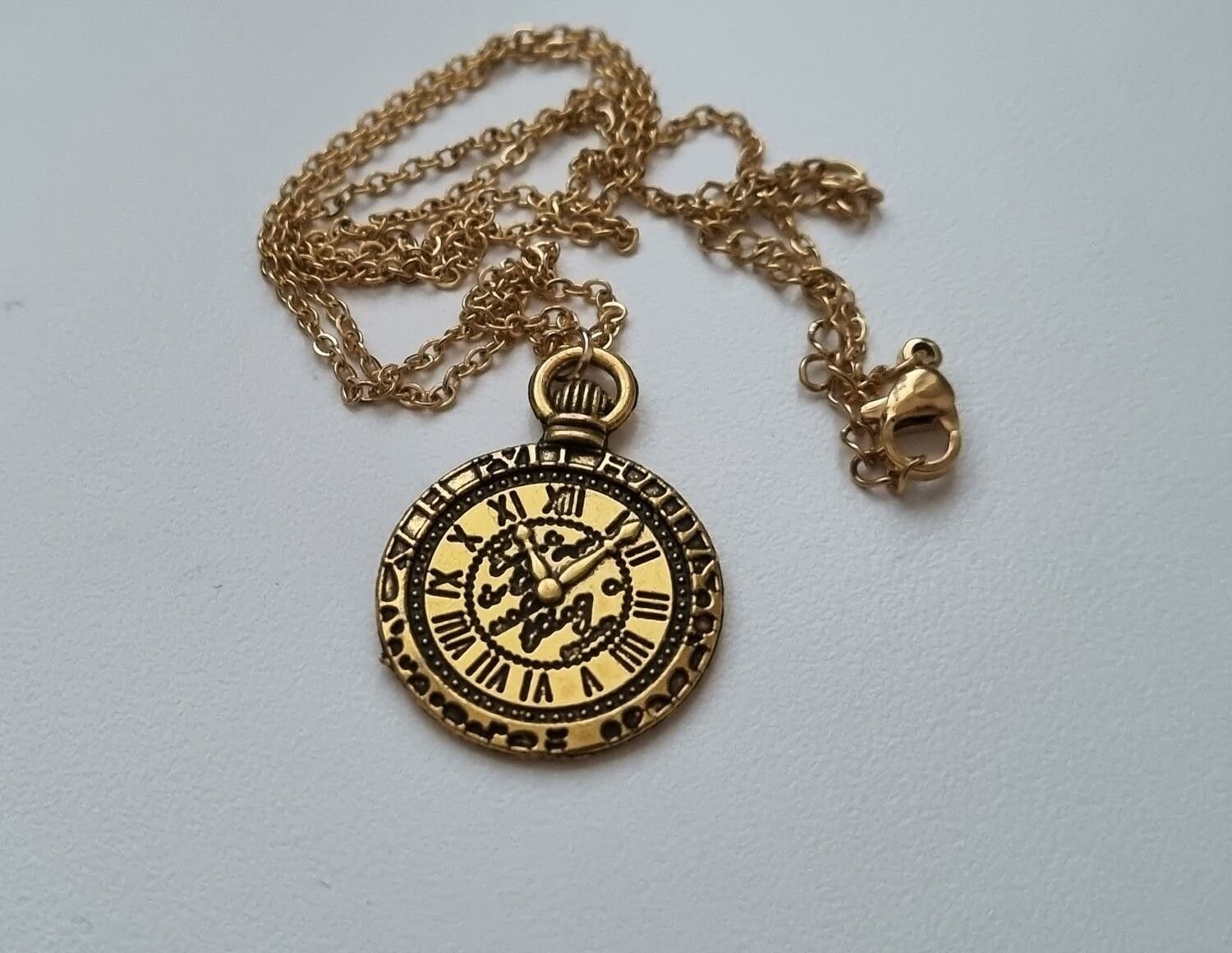 Halsband med klockberlock i steampunk (45-50 cm långt halsband)