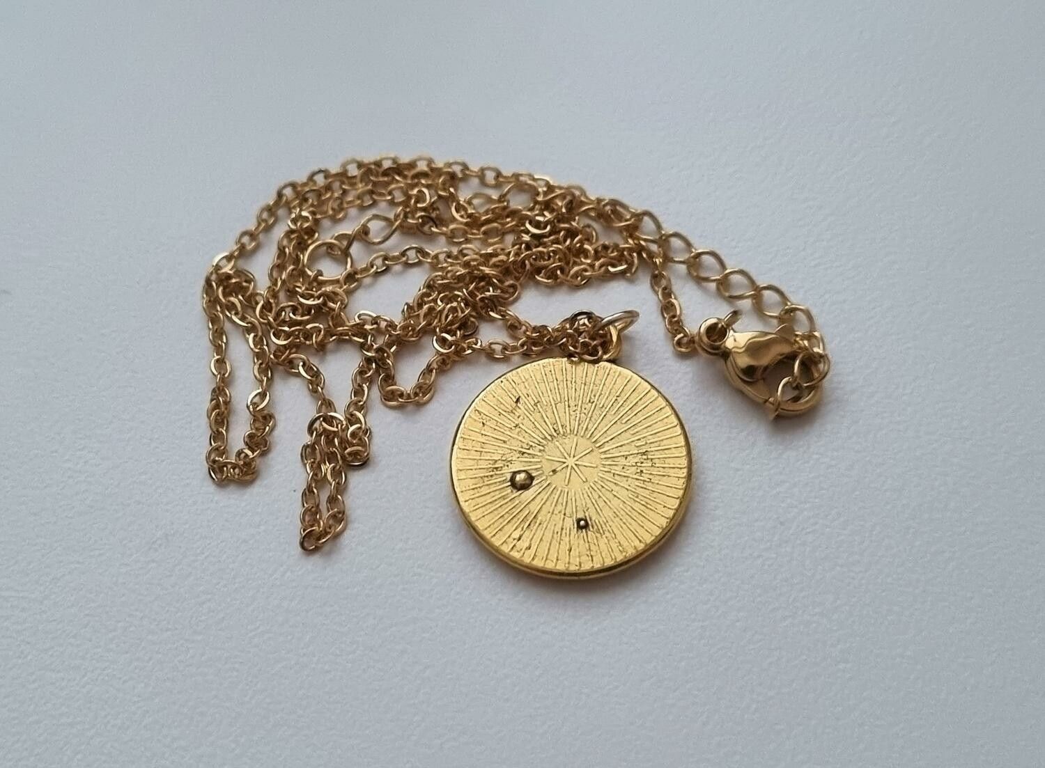 Halsband med klockberlock i steampunk (45-50 cm långt halsband)