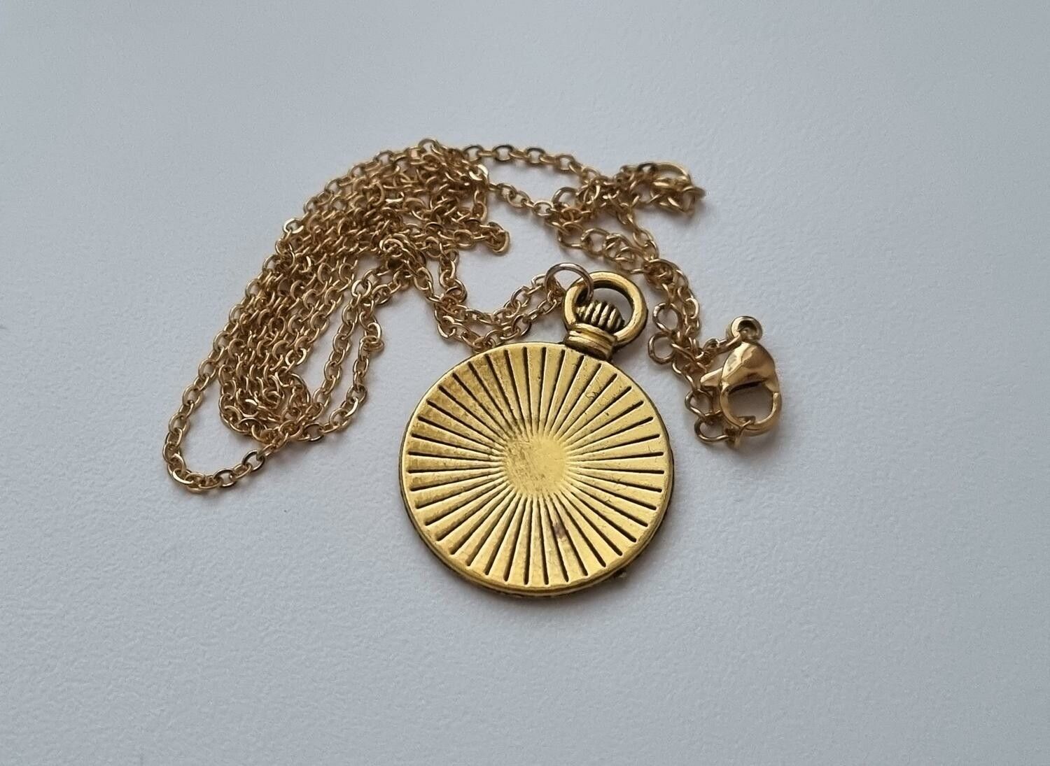 Halsband med klockberlock i steampunk (45-50 cm långt halsband)