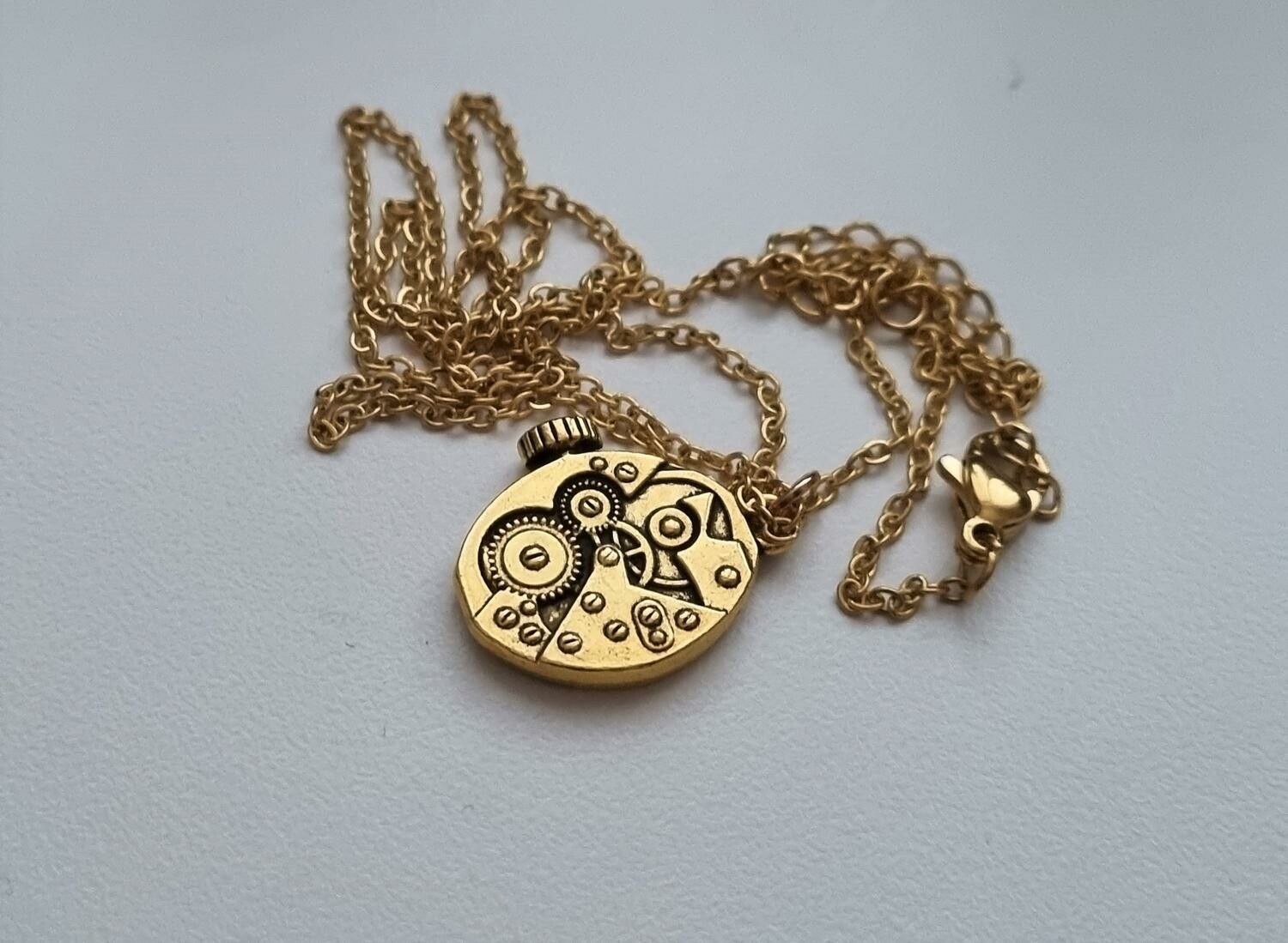 Halsband med klockberlock i steampunk (50 cm långt halsband)