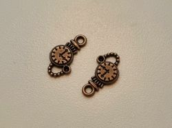 2 st söta små berlocker klockor i steampunk, kopparfärgade klockberlocker