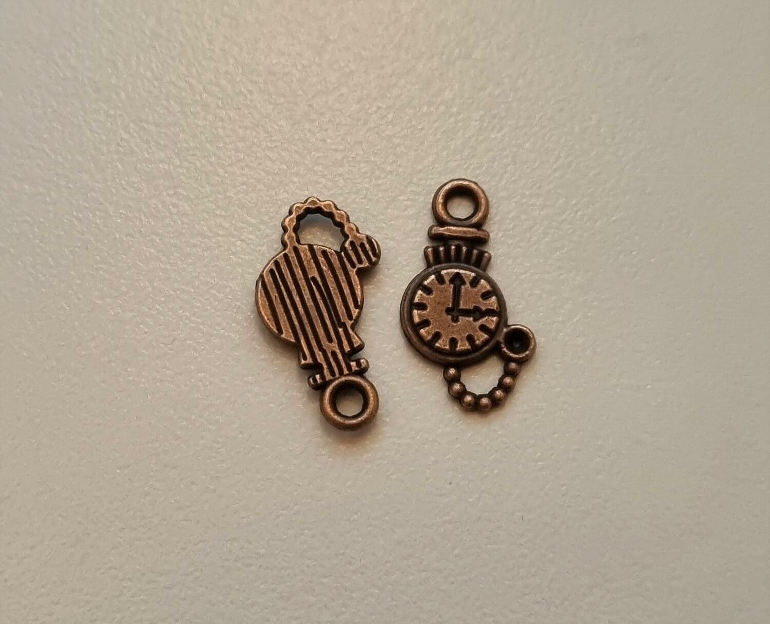 2 st söta små berlocker klockor i steampunk, kopparfärgade klockberlocker