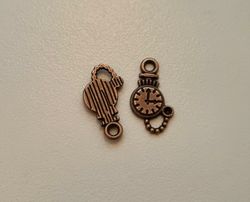 2 st söta små berlocker klockor i steampunk, kopparfärgade klockberlocker
