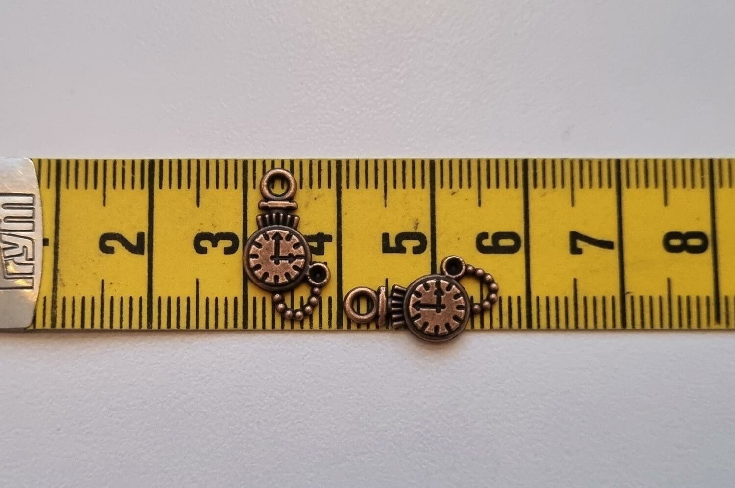 2 st söta små berlocker klockor i steampunk, kopparfärgade klockberlocker