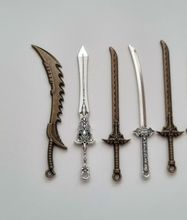 10 st berlocker - Miniatyrvapen, minisvärd, treuddar med mera. Fina miniatyrer