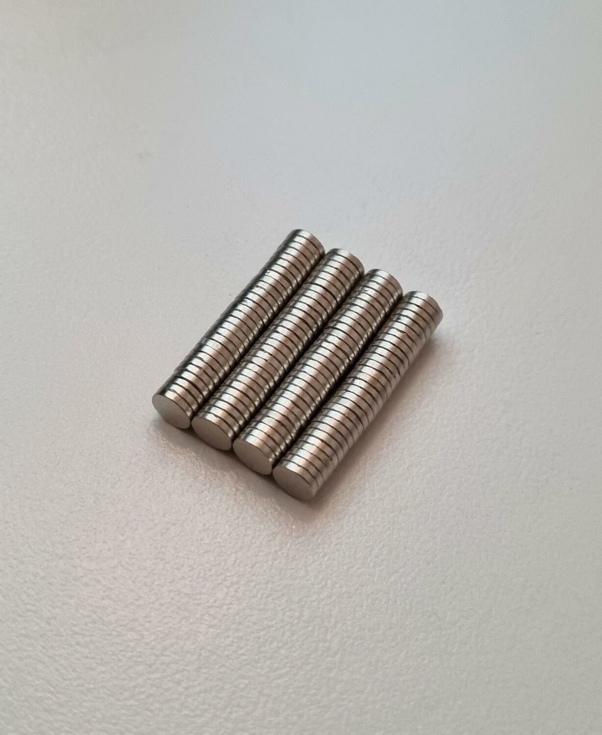 100 st Neodymium magneter (4x1 mm) runda magneter