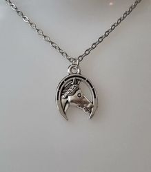 Silverfärgat halsband med en häst i hästsko, berlock / charm