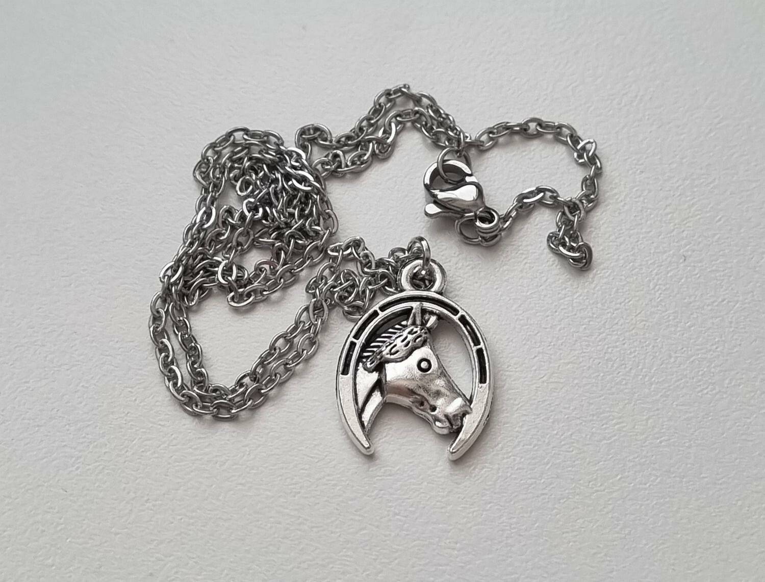 Silverfärgat halsband med en häst i hästsko, berlock / charm